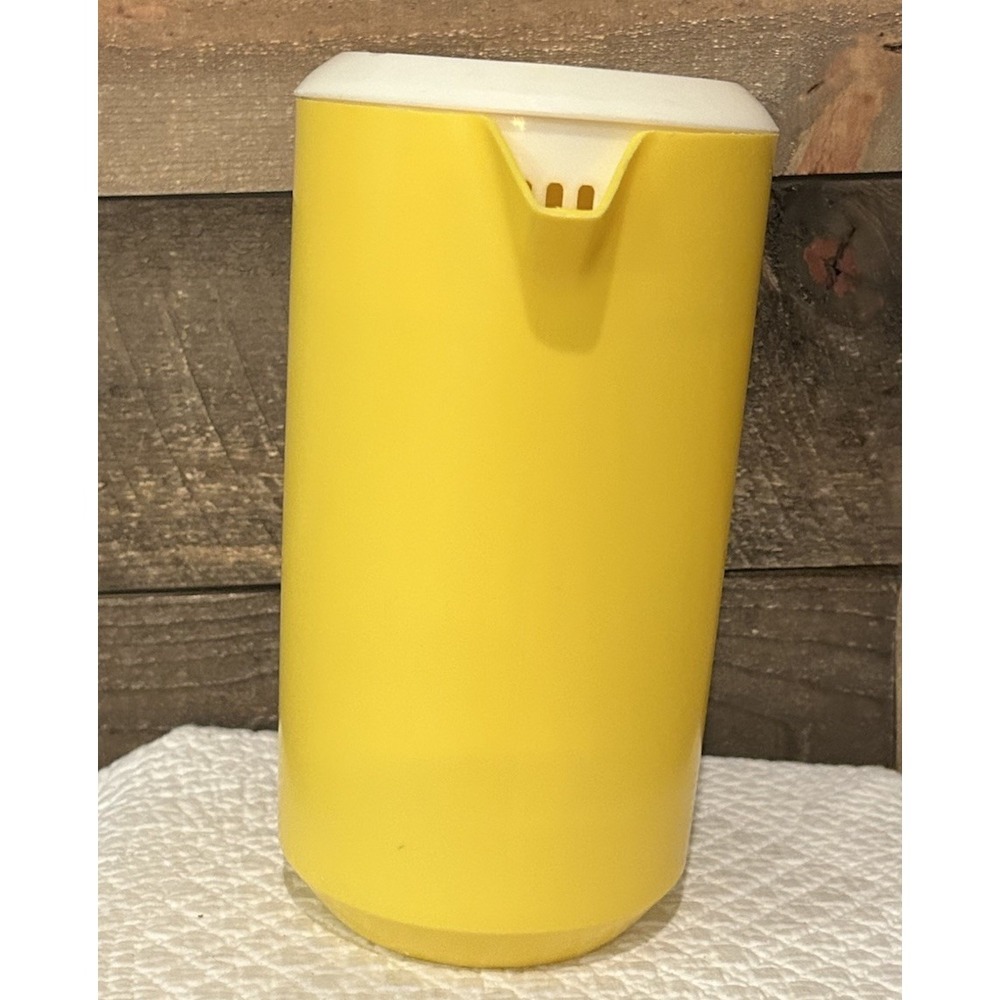 Vtg Rubbermaid Pitcher & Tupperware Egg Carrier Camping Picnic Potluck 2 1/4 Qts